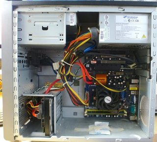 PC AMD 64x2 torre Medion. W7/4Gb/500 SATA/AMD5450