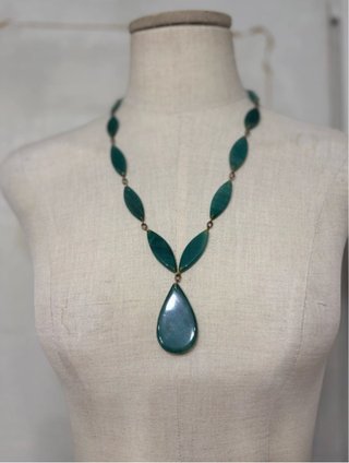 Collana vintage con pendente a goccia