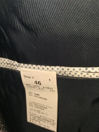 Traje de novio azul y plateado