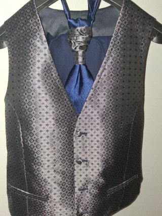 Traje de novio azul y plateado