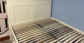 Estructura de cama y cabecero blanco