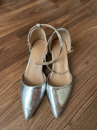 Zapatos de tacón plateados