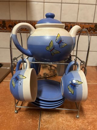 Tetera y tazas de cerámica con soporte