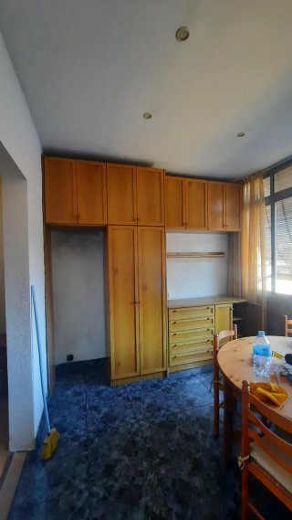 Mueble de madera con armario y cajones