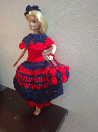 Barbie con vestito uncinetto fatto a mano