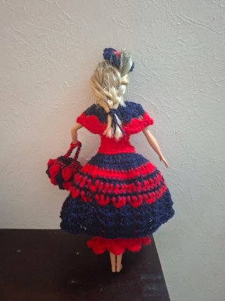 Barbie con vestito uncinetto fatto a mano