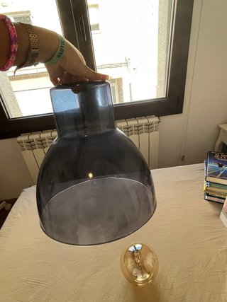 Lámpara de plastico azul y bombilla dorada