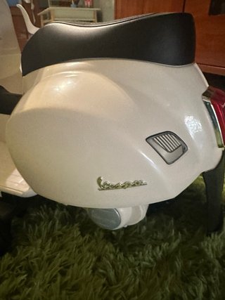Moto eléctrica infantil Vespa + cargador