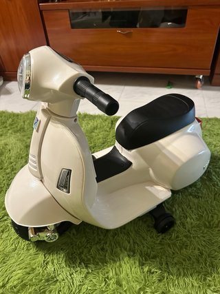 Moto eléctrica infantil Vespa + cargador