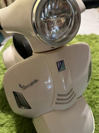 Moto eléctrica infantil Vespa + cargador