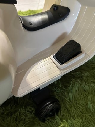 Moto eléctrica infantil Vespa + cargador