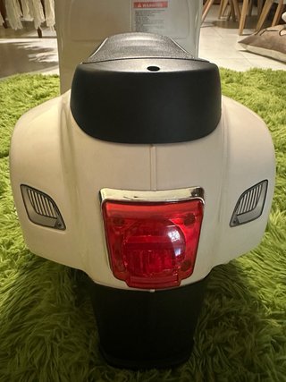 Moto eléctrica infantil Vespa + cargador