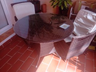 Tavolo rotondo in rattan sintetico e vetro