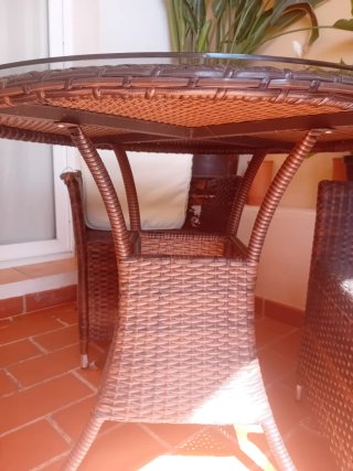 Tavolo rotondo in rattan sintetico e vetro