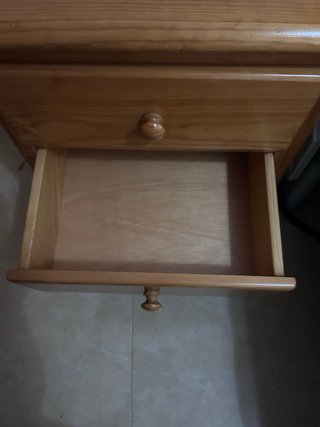 Mesita de noche de madera