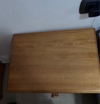 Mesita de noche de madera