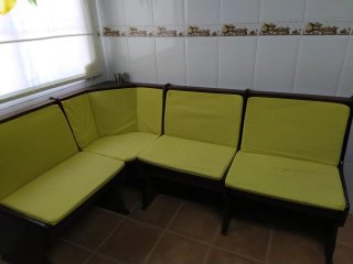 Rinconera de cocina con cojines mesa y taburetes