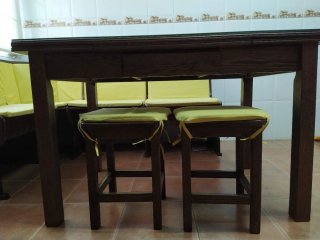 Rinconera de cocina con cojines mesa y taburetes