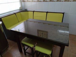 Rinconera de cocina con cojines mesa y taburetes