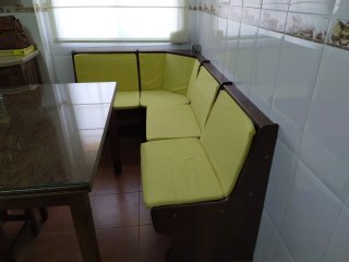 Rinconera de cocina con cojines mesa y taburetes
