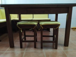 Rinconera de cocina con cojines mesa y taburetes