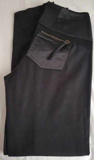 Pantalón negro torero con botones.