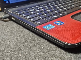 Portátil Toshiba Satellite C855 Negro/Rojo