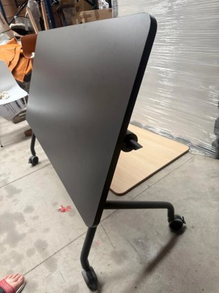 Tavolo pieghevole con ruote in legno e metallo
