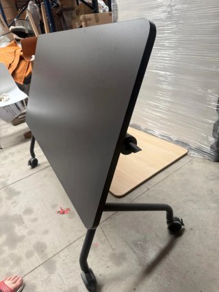 Tavolo pieghevole con ruote in legno e metallo