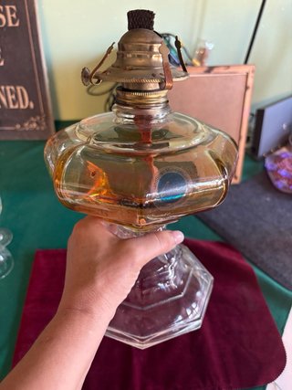 Lampada a petrolio antica in vetro ambrato