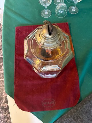 Lampada a petrolio antica in vetro ambrato
