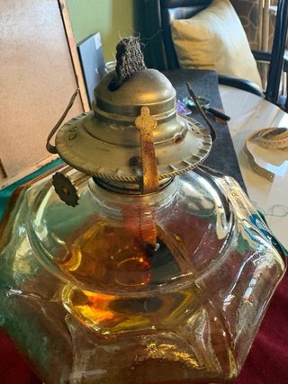 Lampada a petrolio antica in vetro ambrato