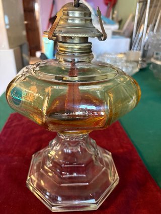 Lampada a petrolio antica in vetro ambrato