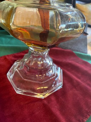 Lampada a petrolio antica in vetro ambrato