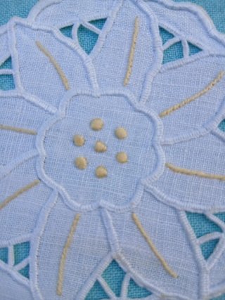 Coppia centrini ad intaglio floreale vintage