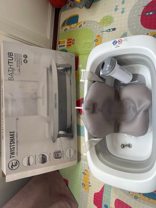 Bañera bebé plegable con colchon , vaso y caja .