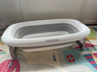 Bañera bebé plegable con colchon , vaso y caja .
