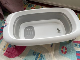 Bañera bebé plegable con colchon , vaso y caja .