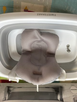 Bañera bebé plegable con colchon , vaso y caja .