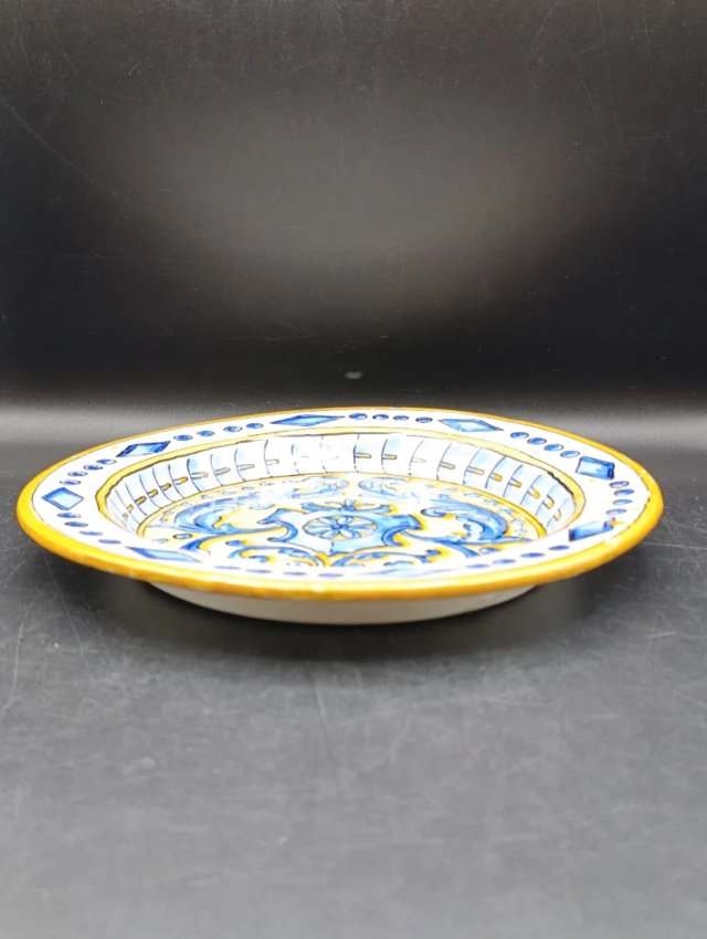 Plato de cerámica decorado