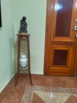 Pedestal de madera. Bonito diseño