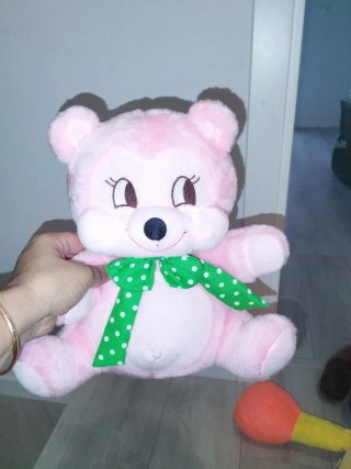 Oso de peluche rosa con lazo verde