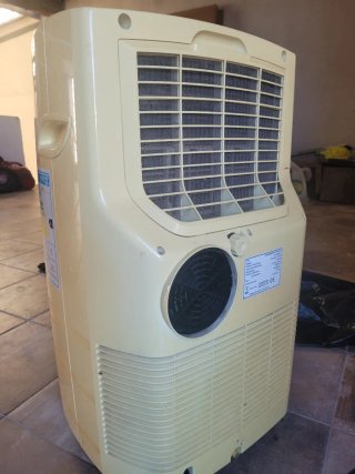Pingüino aire acondicionado beige