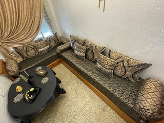 Salón Marroquí Madera + cojines + cortinas + mesa