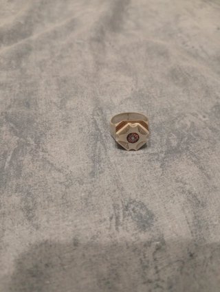 Anillo de plata con detalles marrones