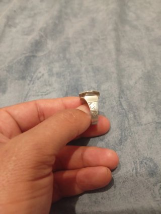 Anillo de plata con detalles marrones