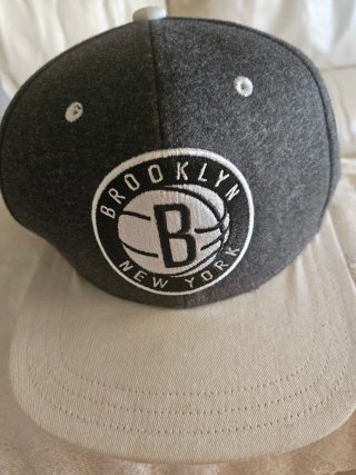 Gorra Brooklyn Nets Gris y Beige