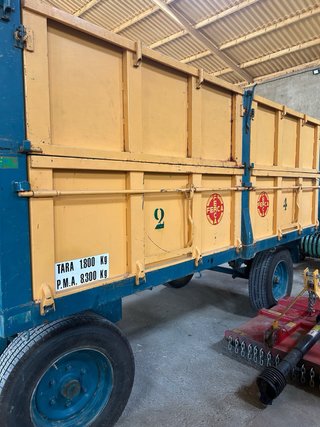 Remolque agrícola azul y amarillo