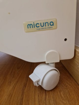 Cuna de madera blanca