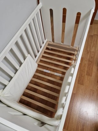 Cuna de madera blanca